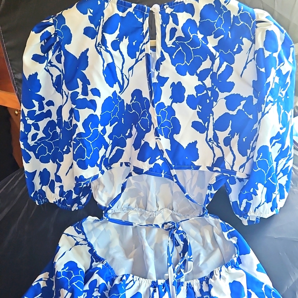 New! Vibrant blue & white puffy sleeve criss-cross open back summer dress - Picture 3 of 5